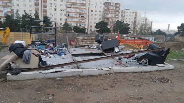 Suraxanıda qazinin qarajı&nbsp;buldozerlə dağıdılıb - FOTOLAR