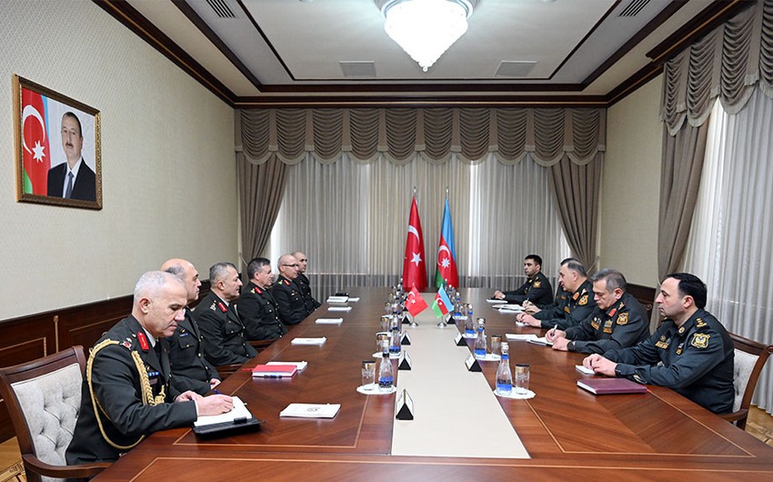 Kərim Vəliyev Türkiyə ordusunun generalı ilə müzkirədə - VDİEO