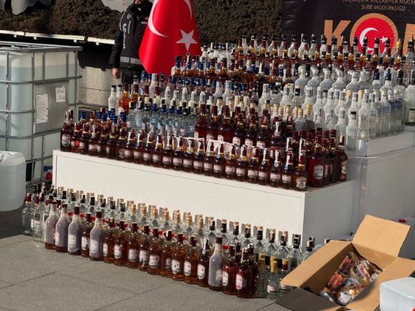 İstanbulda saxta spirtli içki qalmaqalı: iki nəfər tutulub