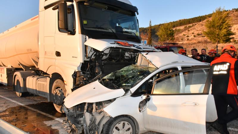 Türkiyədə yanacaq maşını ilə minik avtomobili toqquşub - 3 nəfər hadisə yerində ölüb