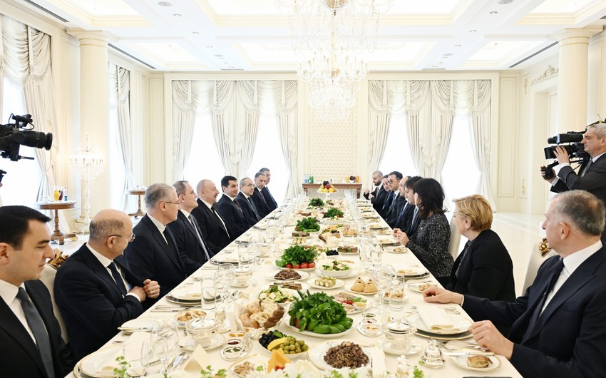 İlham Əliyevin Gürcüstanın Baş naziri ilə nahar əsnasında geniş tərkibdə görüşü olub - FOTO