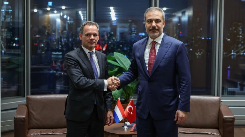 Hakan Fidan niderlandlı həmkarı ilə müzakirə aparıb