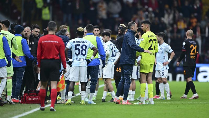 "Qalatasaray"ın üstün oynadığı oyun yarımçıq qaldı - Rəqib 34-cü dəqiqədə meydandan çəkildi