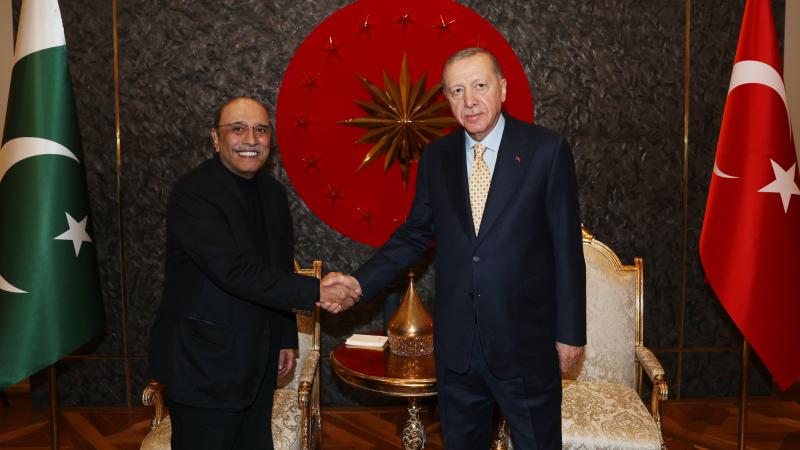 Ərdoğan Pakistan prezidenti ilə görüşüb - Hava limanında