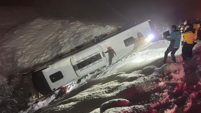 Bingöldə sərnişin avtobusu aşıb: 4 ölü, 32 yaralı var - FOTO