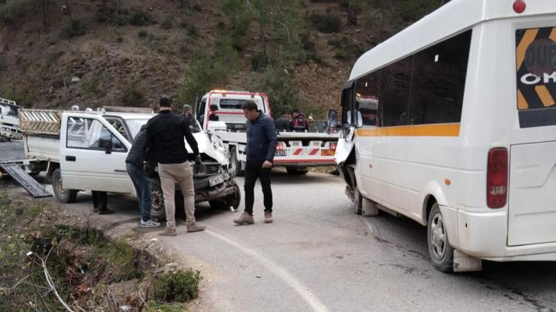 Antalyada şagirdləri daşıyan avtobus yük maşını toqquşub - 24 yaralı var