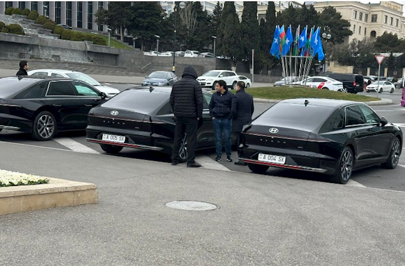 Generallar&nbsp;yeni alınan 100 min manatlıq maşınlarla Şəhidlər Xiyabanında&nbsp;-&nbsp;FOTOLAR