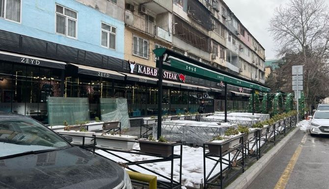 Nərimanov rayonunda restoran piyada səkisini "işğal" edib - İcra Hakimiyyəti "sökdük" deyir (FOTOLAR) - YENİLƏNİB