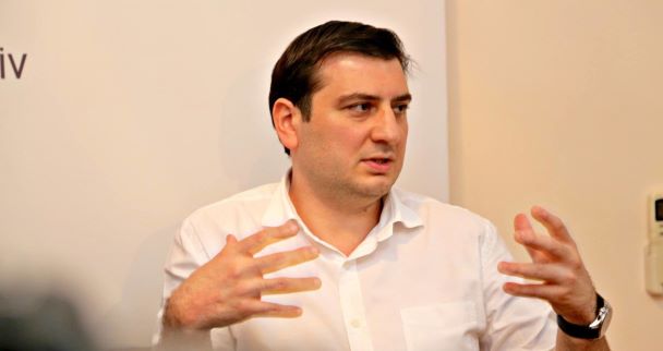 Politoloq Azər Qasımlıya 13 il həbs tələb olundu - Məhkəmə prosesi