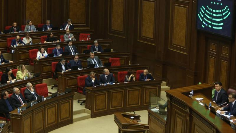 Ermənistan parlamentində əlbəyaxa dava düşüb - FOTOLAR