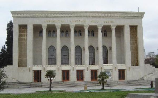 Dram Teatrında dava: məşhur aktyor vəzifəsini itirdi, üstəlik, töhmət aldı