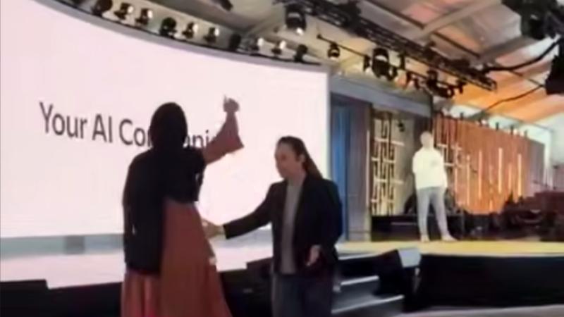 "Microsoft" rəhbbərliyi iki işçisini qovdu - Tədbirdəki etiraza görə
