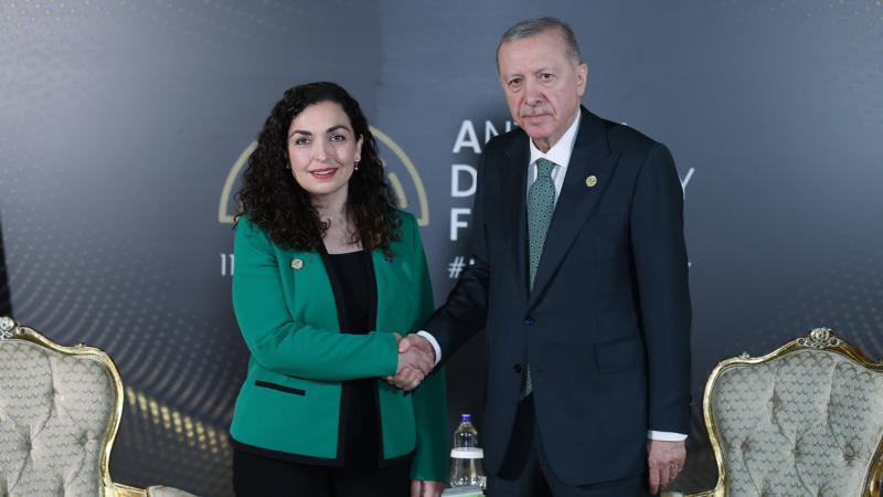 Ərdoğan Kosova prezidentini "danladı": "Sən də gah öyrənirsən, gah da unudursan..."