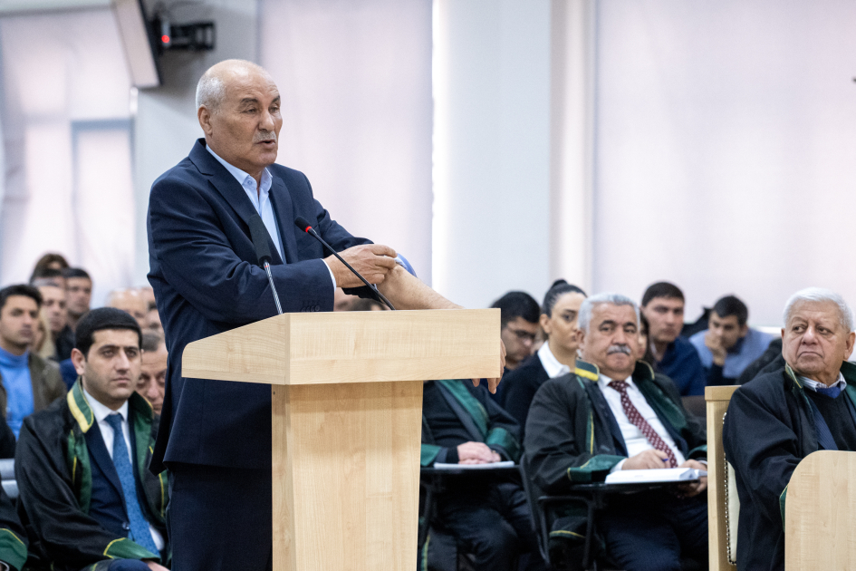 Məhkəmədə zərərçəkmiş şəxs Madat Babayanı tanıdı: "O, &ldquo;sən türksən&rdquo; deyib məni təpiklədi"