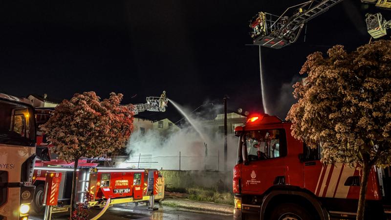 İstanbulda palet fabrikində güclü yanğın olub - FOTO