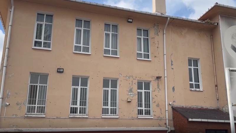 İstanbulda 4 məktəb boşaldılıb - Zəlzələ qəzalı vəziyyət yaradıb