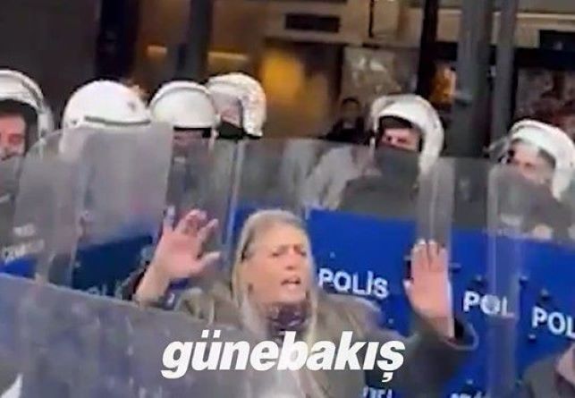 Polis&nbsp;deputatı belə çəmbərə alıb - FOTO