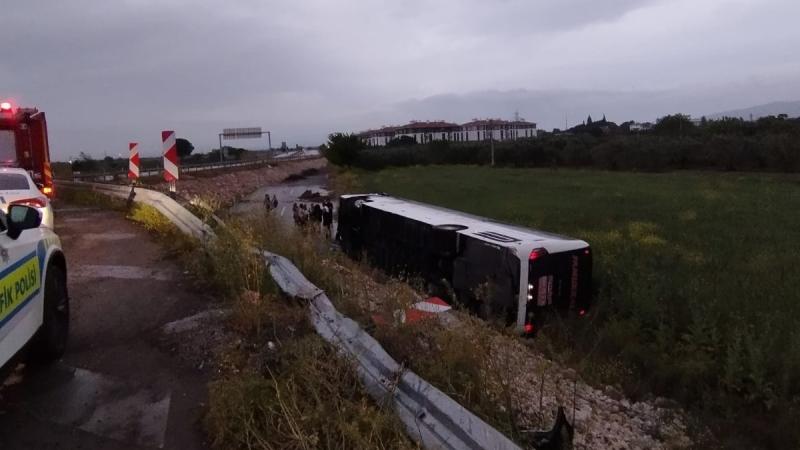 Manisada sərnişin avtobusu aşıb - Yaralılar var