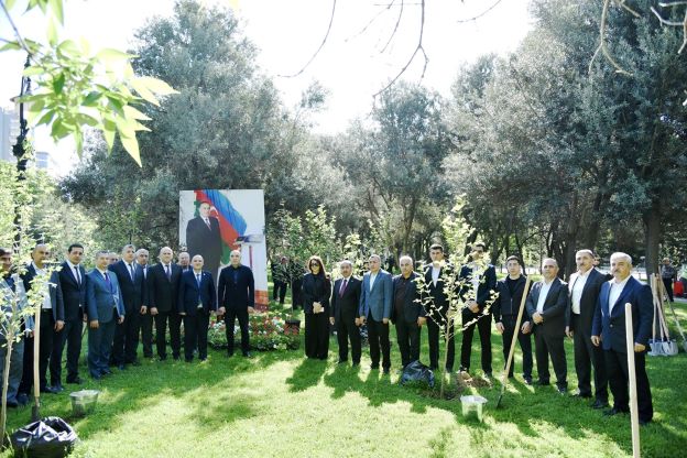 Heydər Əliyevin anadan olmasının 102 illiyi ilə əlaqədar ağacəkmə aksiyası keçirilib - FOTOLAR