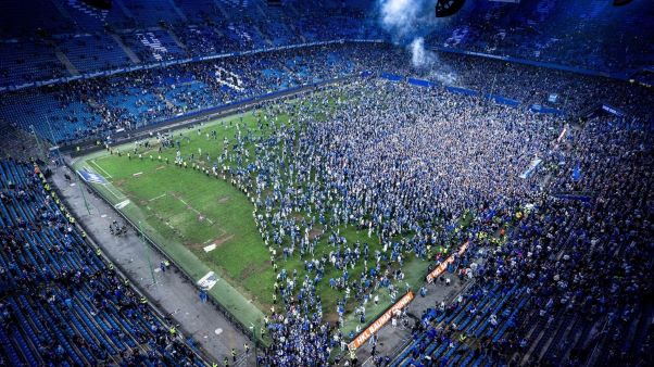 "Hamburq" Bundesliqaya yüksəldi, stadion qarışdı - 26 nəfər xəsarət alıb