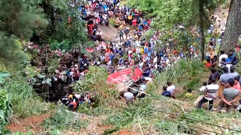 Şri-Lankada sərnişin avtobusu uçuruma yuvarlanıb - 21 nəfər ölüb, xəsarət alıb