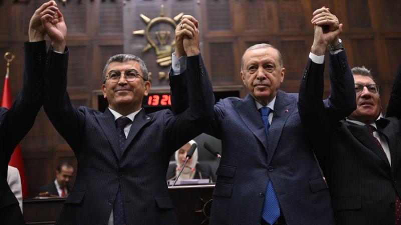 Deputat və 4 bələdiyyə sədri Ərdoğanın partiyasına keçdi - FOTOLAR