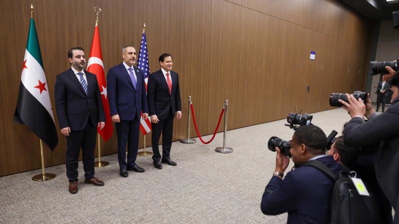 Antalyada bölgənin gələcəyinə işıq salacaq görüş olub - Türkiyə-ABŞ-Suriya rəsmiləri bir araya gəldi&nbsp;