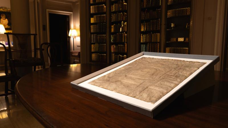 27 dollara "saxta əlyazma" adıyla alınan sənəd 1300 il əvvələ aid "Magna Carta" çıxdı - FOTO