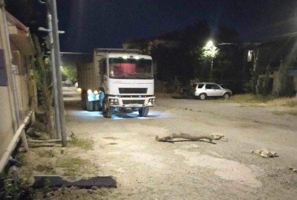 SURAXANIDA HOQQA VERƏN YÜK SÜRÜCÜLƏRİ və ŞİRKƏT RƏHBƏRLİYİ... - Sakinlər etiraz edir (VİDEO, FOTO)