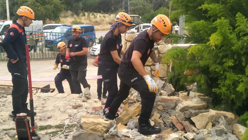 Toyda faciə: ər-arvad çöküntü altında qaldı, biri öldü, digəri isə....