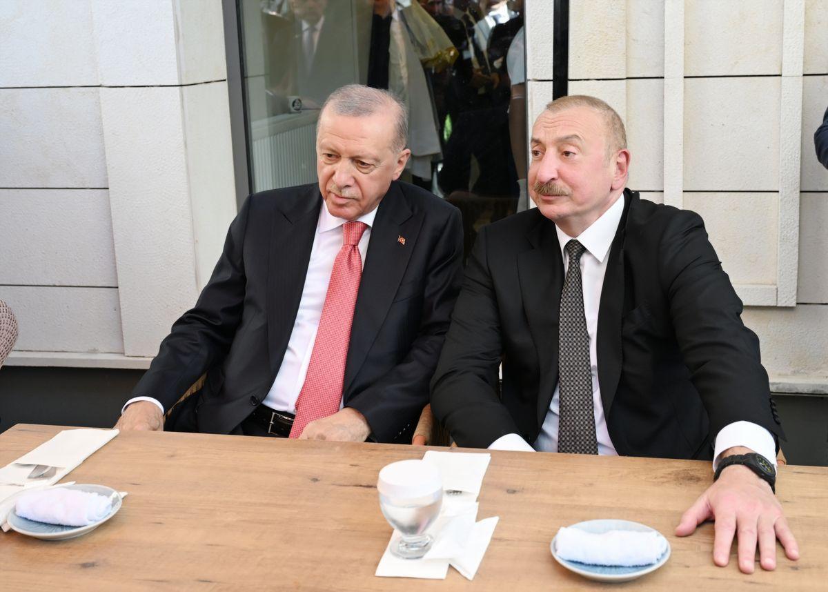 İlham Əliyev zəlzələdə zərərçəkən ailənin evində olub - VİDEO