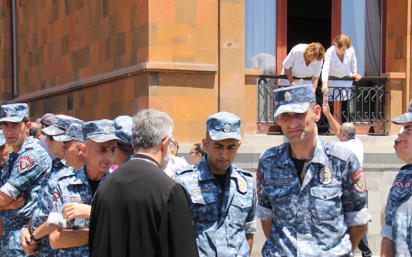Ermənistan polisi həbs edilmiş din xadimlərinin və onların yaxınlarının əmlaklarını araşdırır