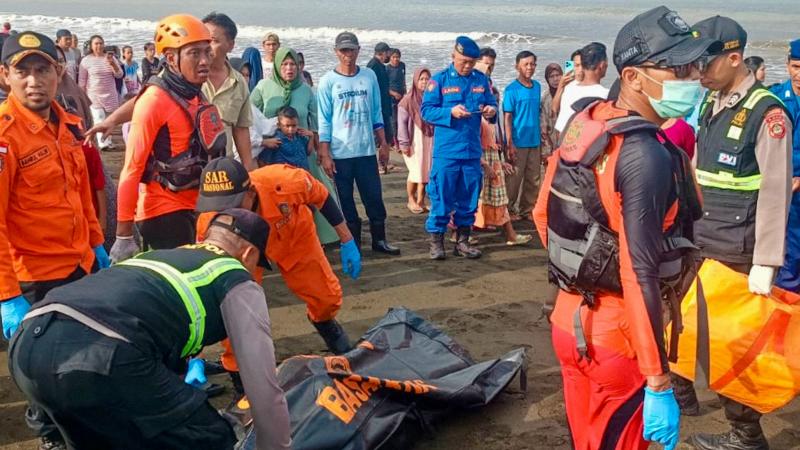 İndoneziyada içində 65 nəfərin olduğu bərə batıb: 38 nəfər itkin düşüb, 4 nəfərin isə cəsədi tapılıb
