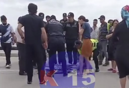 Yol kənarındakı səkiyə çıxan maşın ana-balanı vurdu - VİDEO