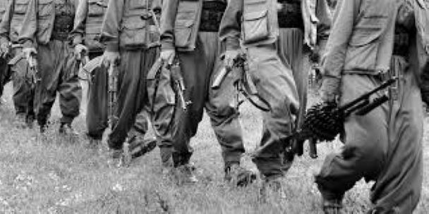 PKK 41 ildən sonra silahlarını bu mağarada yerə qoydu: 4 lider, 30 nəfərlik qrup silahını yandırdı - VİDEO, FOTOLAR