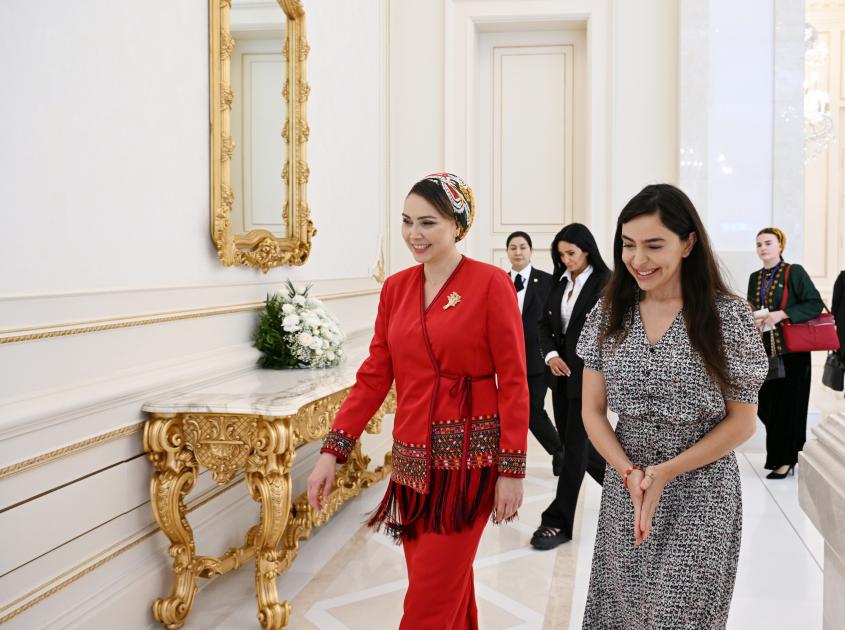 Berdiməhəmmədovun qızı Leyla Əliyeva ilə birgə Bakı Kitab Mərkəzində olublar