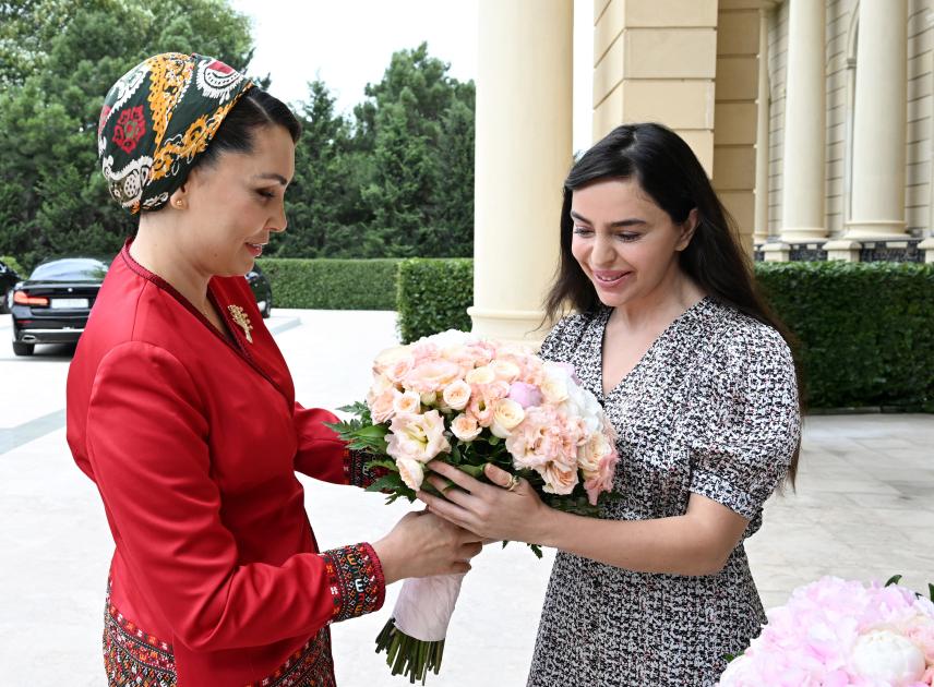 Leyla Əliyeva Berdiməhəmmədovun qızı ilə görüşüb - FOTOLAR