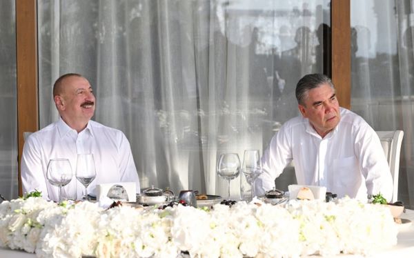 İlham Əliyevlə Qurbanqulu Berdiməhəmmədov birgə nahar ediblər