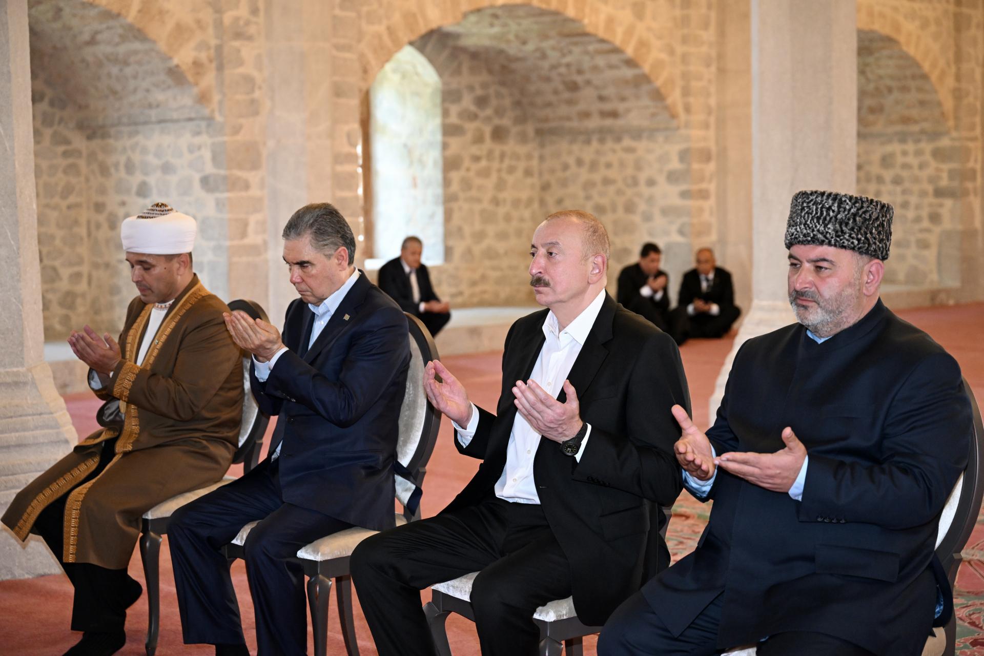 İlham Əliyevlə Berdiməhəmmədov Yuxarı Gövhər Ağa məscidində - FOTOLAR