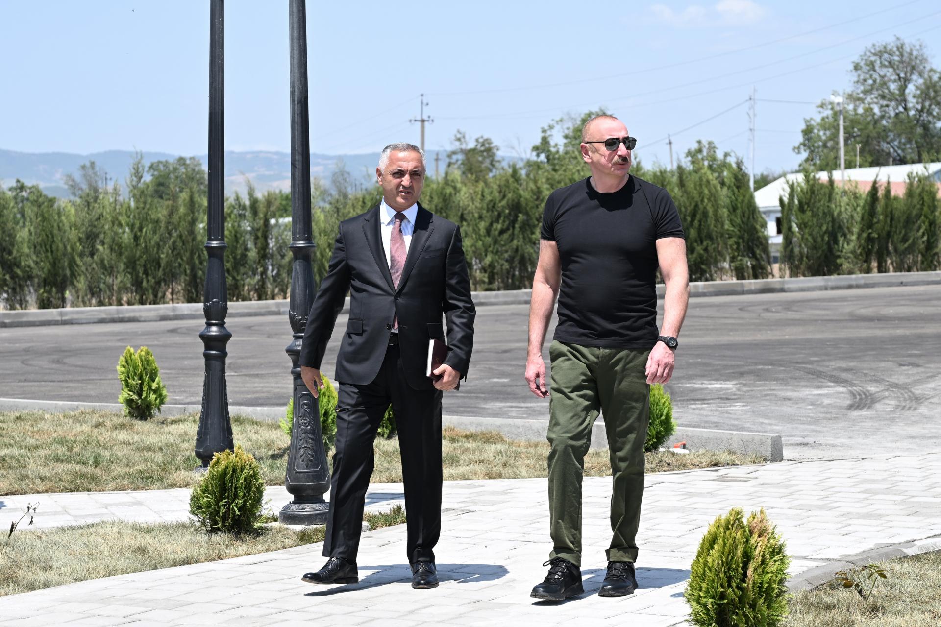 "Daha heç kim bizi bu yerlərdən çıxara bilməz" -&nbsp;Prezident&nbsp;Xocalıda sakinlərlə bir arada +&nbsp;FOTOLAR (YENİLƏNİB)
