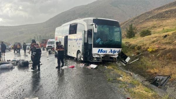 Türkiyədə sərnişin avtobusu dağa çırpılıb: 4 nəfər ölüb, 33 nəfər yaralanıb