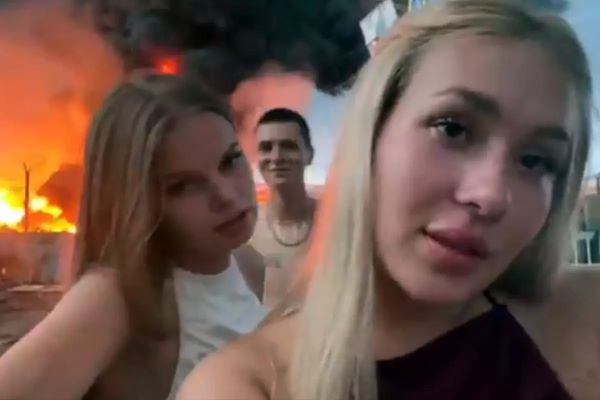 Ukraynanın vurduğu neft zavodunun qarşısında video çəkən ruslar həbs edilib - FOTO