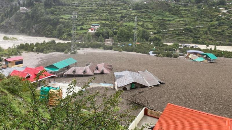 Hindistanda 100-ə yaxın insan torpaq altında qalıb - Aralarında 11 hərbçi də var