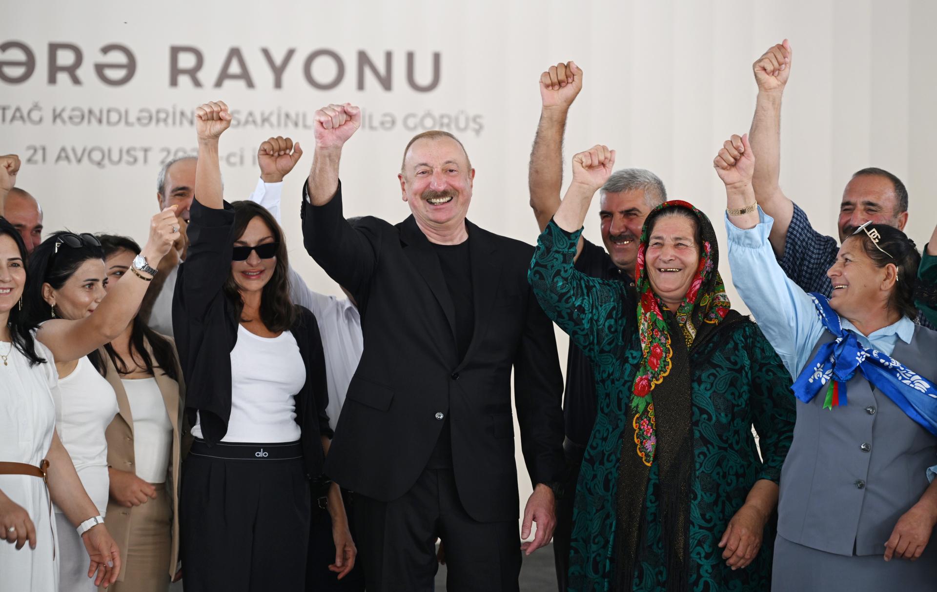 Prezident İlham Əliyev Ağdərədə - "Allah o yumruğunuzu çox möhkəm eləsin" - FOTOLAR (Yenilənib)