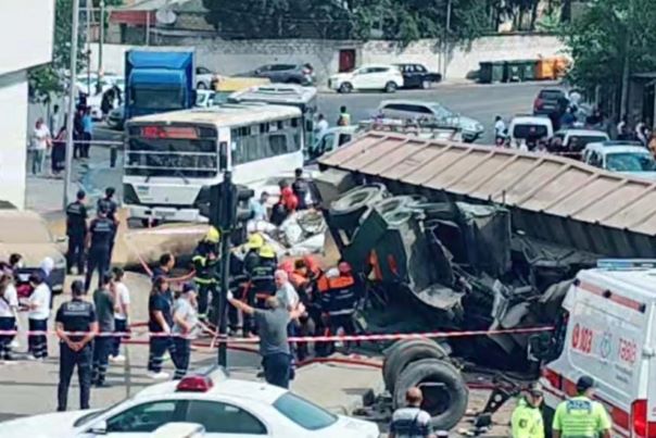 Bakıda &ldquo;KamAZ&rdquo; avtomobilin üzərinə aşıb, ölənlər var - Cinayət işi açıldı + VİDEO, FOTO (YENİLƏNİB)