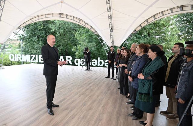 İlham Əliyev Xocavənd sakinləri ilə bir arada: "Heç kim bizim qabağımızda dura bilməz" (FOTOLAR)