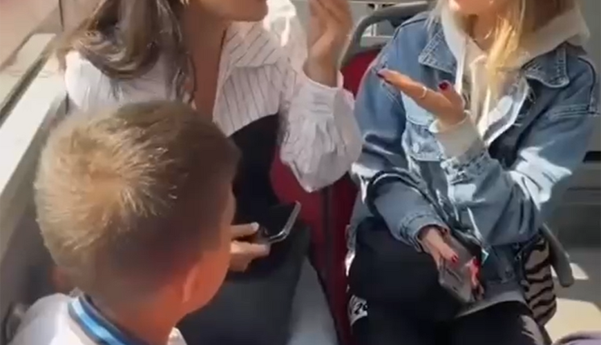 &ldquo;Bakubus&rdquo; avtobusunda qızlar əlbəyaxa olub - VİDEO