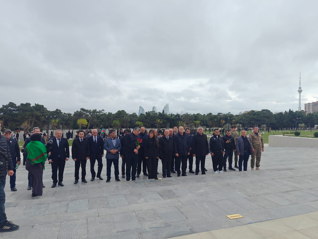 Nəsimi rayon ictimaiyyəti Hərbi Memorial Məzarlığını ziyarət edib - FOTOLAR