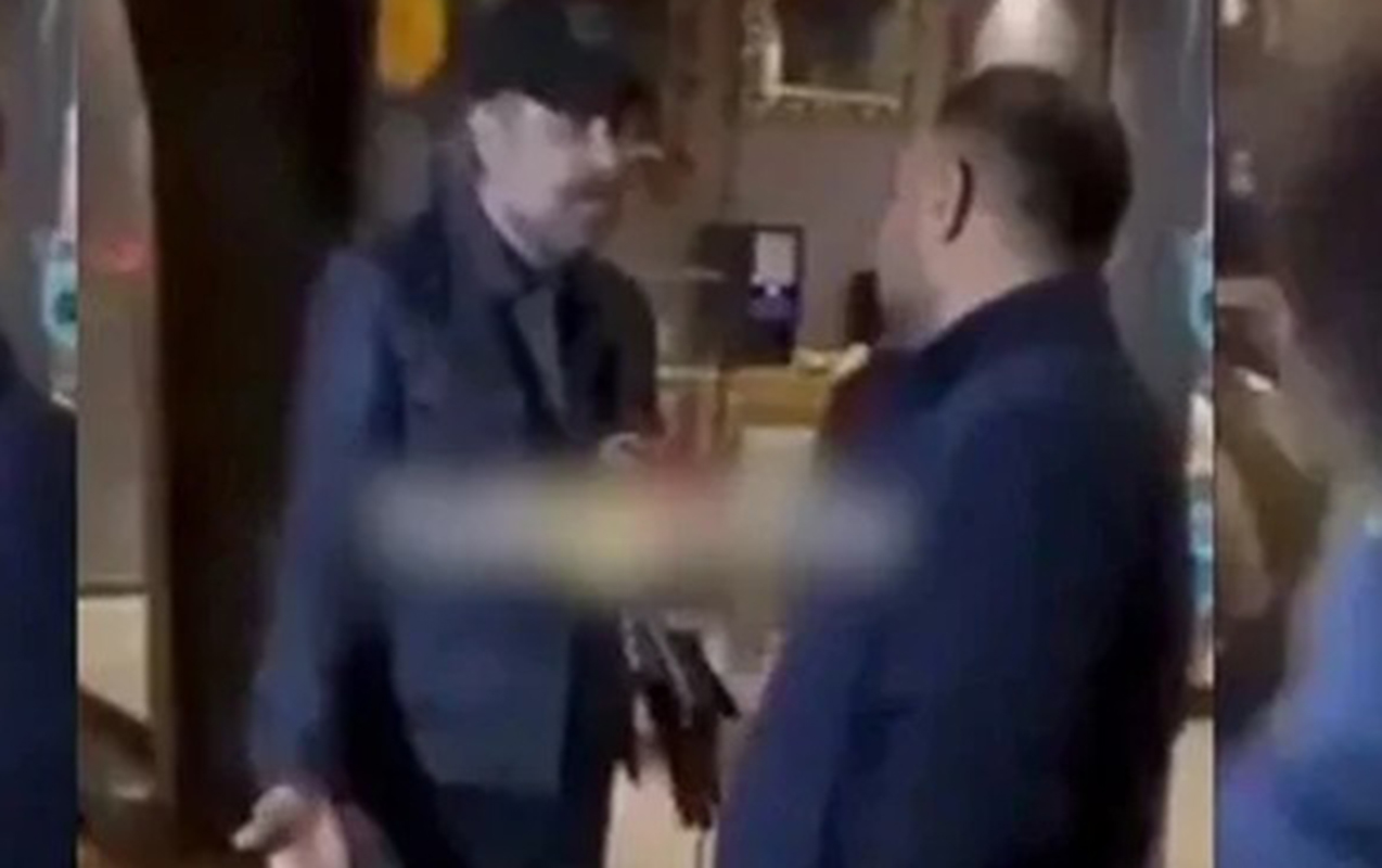 Jurnalist söyüş söyən aktyora kəllə atdı - Türkiyədə