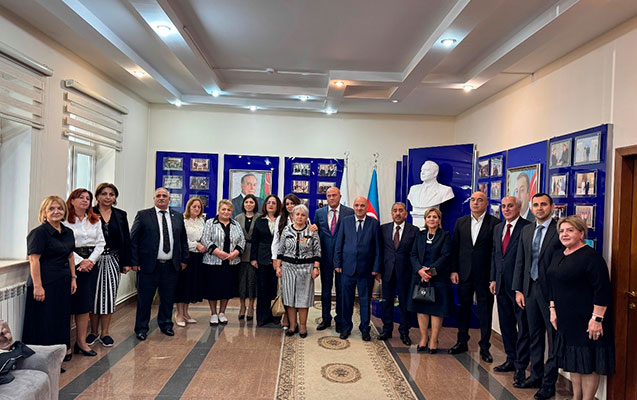Nəsimi rayoununda Beynəlxalq Müəllimlər Günü münasibətilə tədbir keçirildi - FOTOLAR